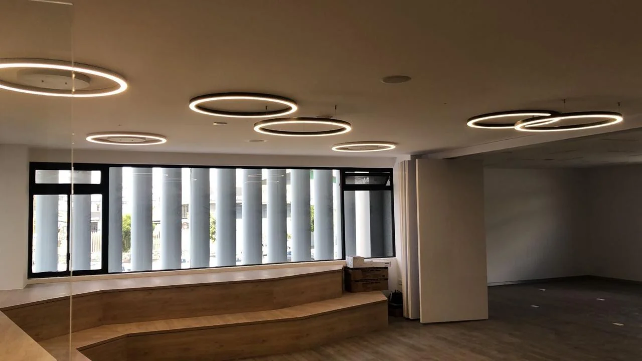 Proyecto comercial con luminarias circulares