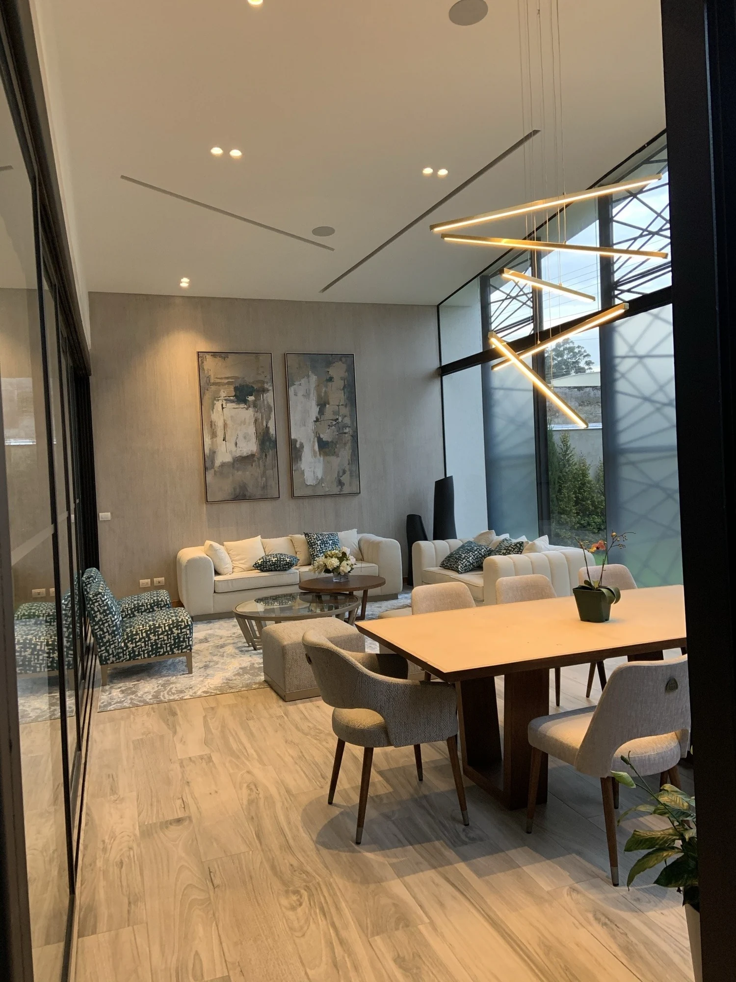 Sala y comedor contemporáneos para experimentar escenas de iluminación