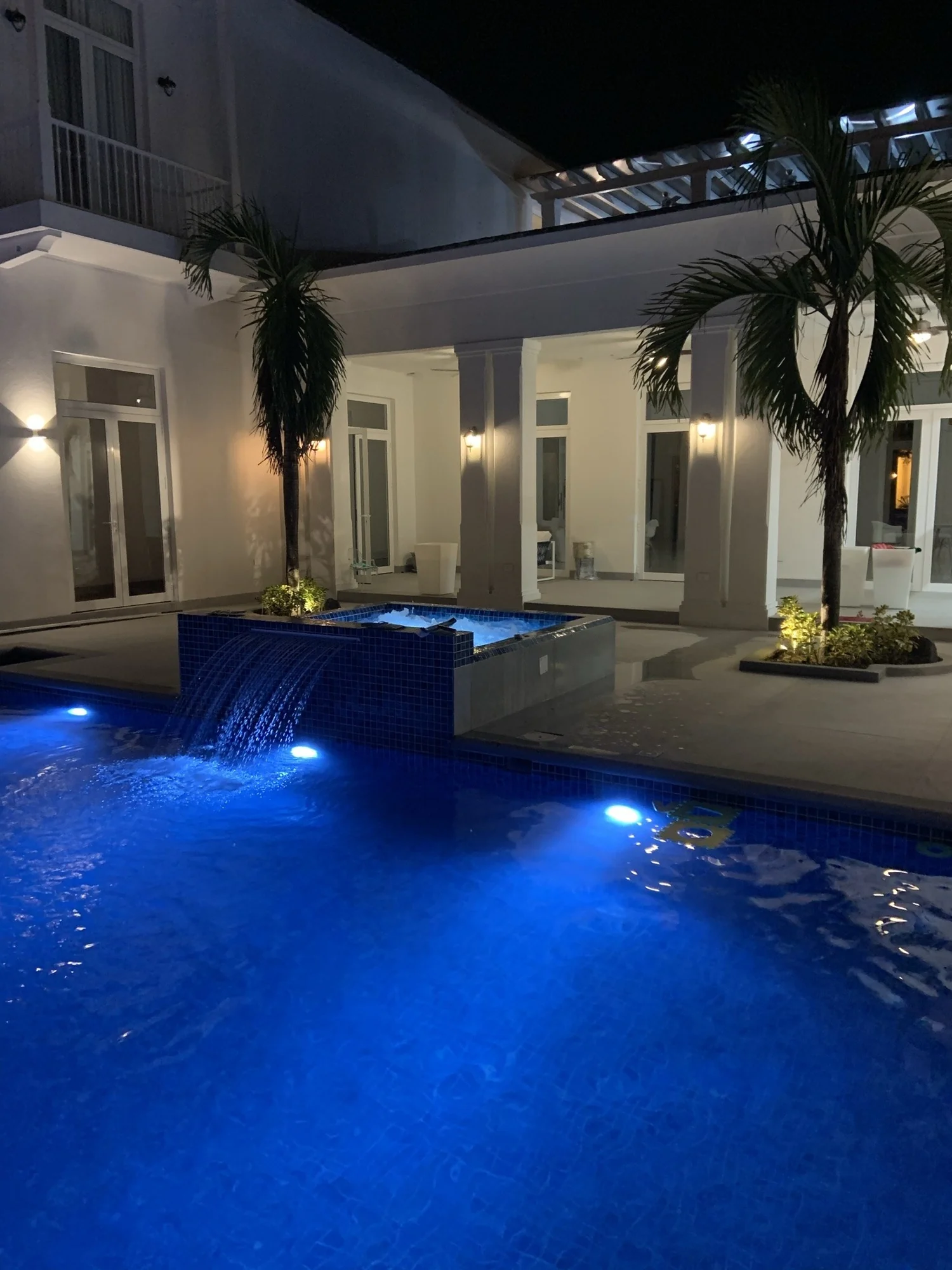 Piscina residencial con escena nocturna automatizada